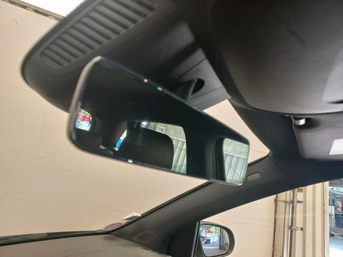 Vue intérieure du rétroviseur central et du rétroviseur latéral gauche d’une Mercedes Classe A berline noire.