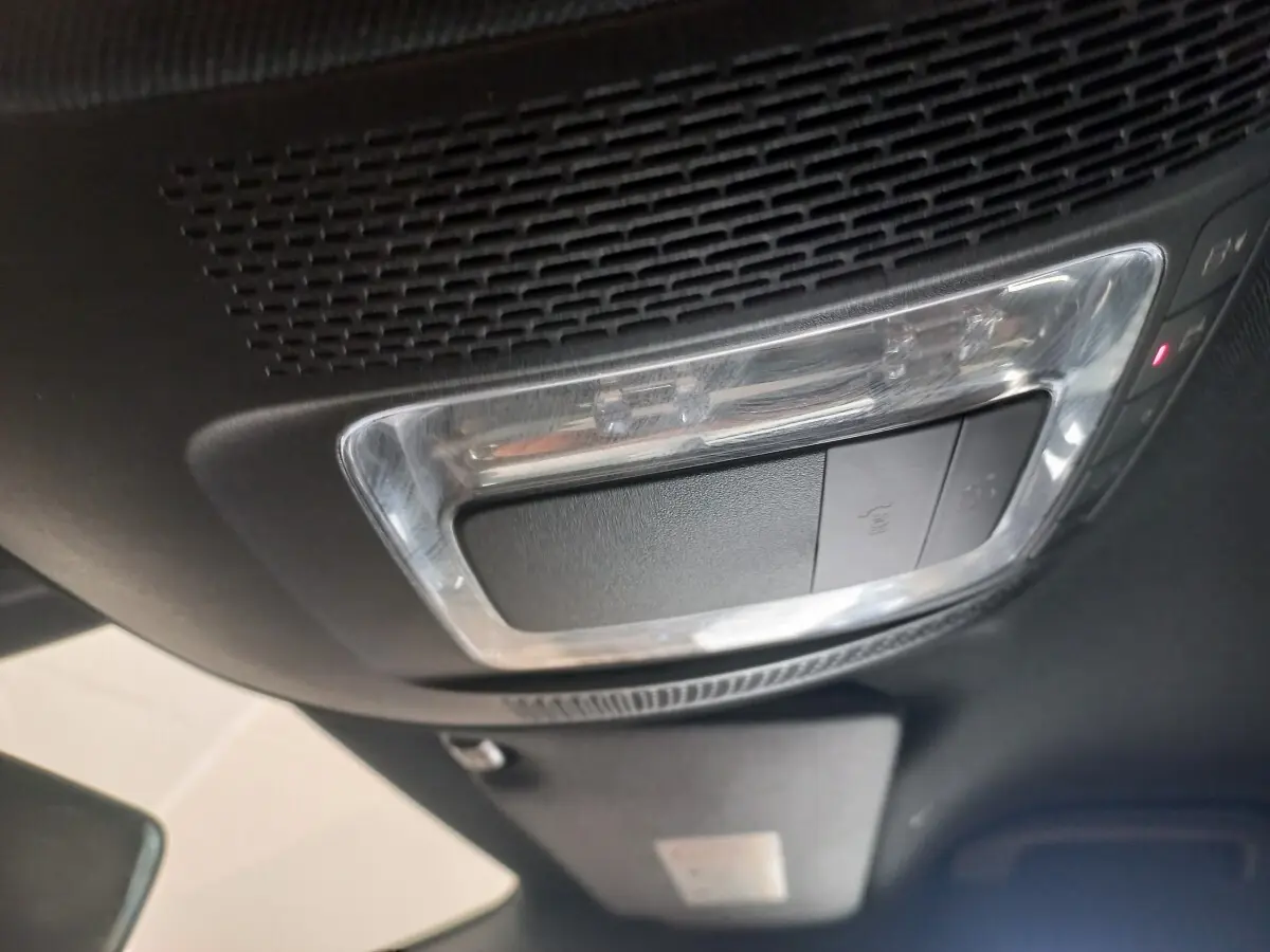 Plafonnier intérieur noir avec éclairage et commandes, vue en légère contre-plongée dans une Mercedes Classe A Berline.