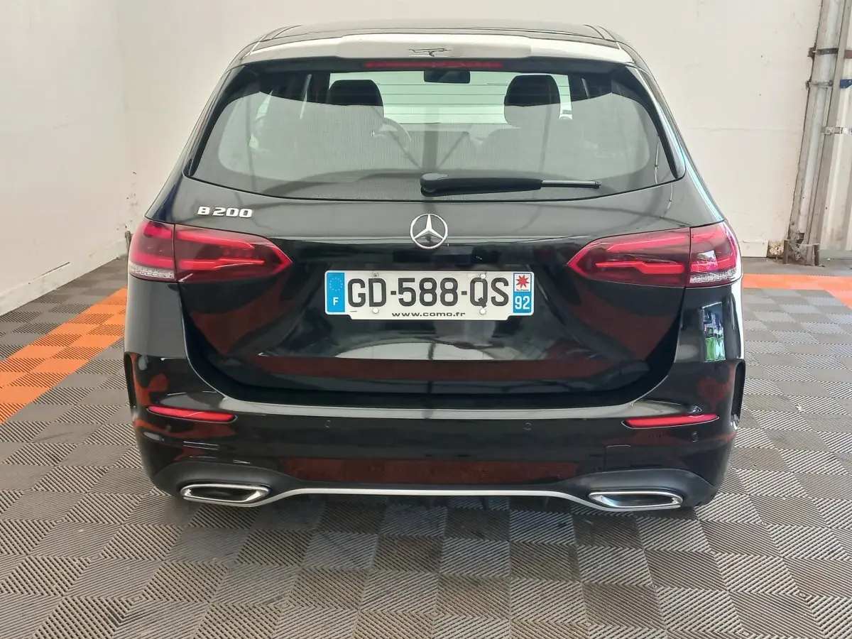 Vue arrière d'une Mercedes Classe A 200 AMG Line noire avec feux LED et double sortie d'échappement chromée.