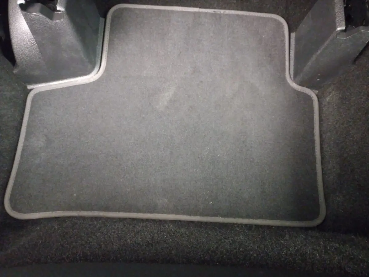 Tapis de sol noir côté conducteur de la Mercedes Classe A Berline A 200 AMG Line 2021, vue rapprochée intérieure.
