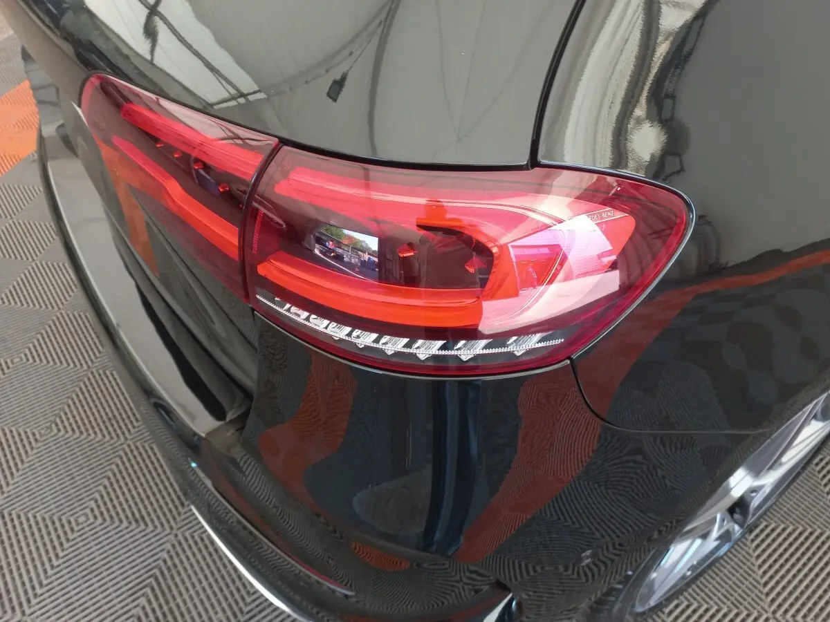 Gros plan sur le feu arrière droit rouge d'une Mercedes Classe A Berline A 200 AMG Line noire, vue arrière.