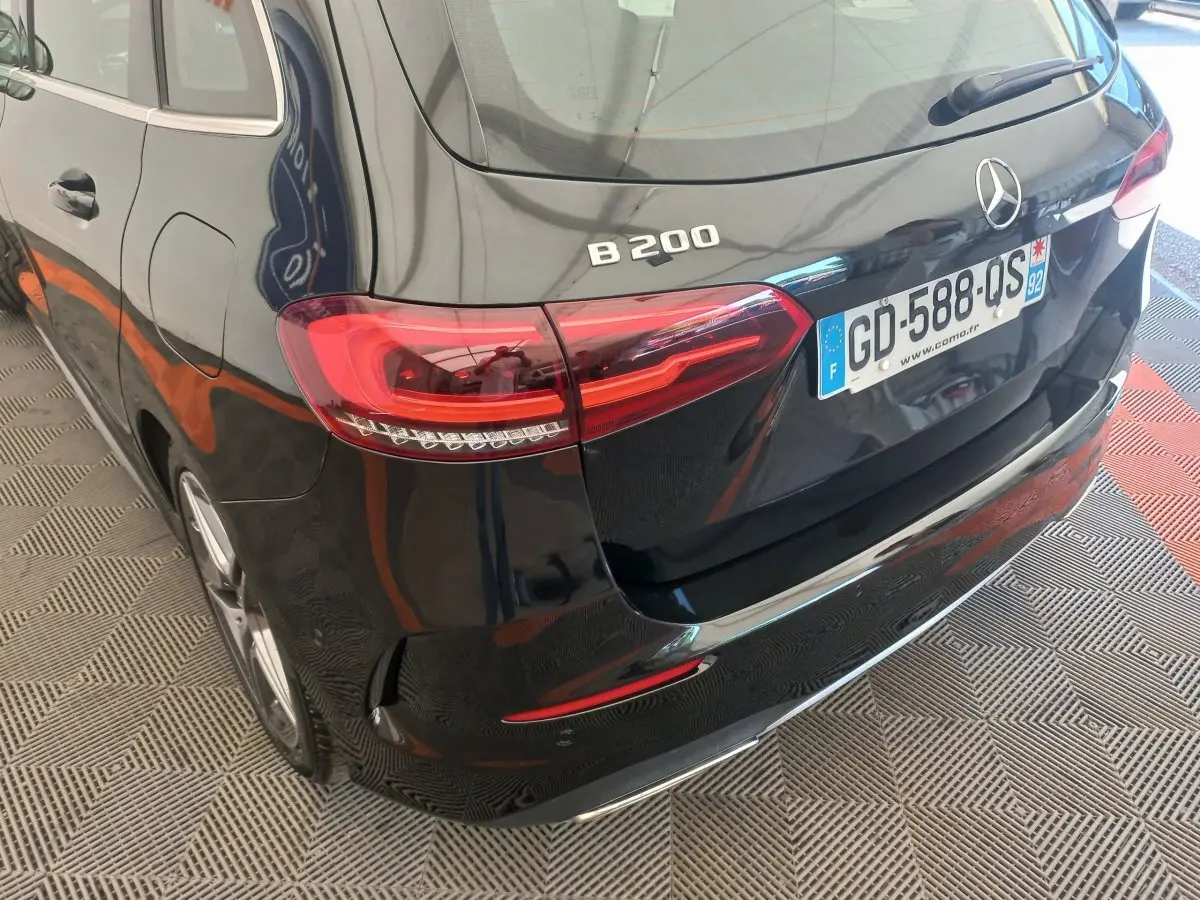 Vue arrière côté gauche d'une Mercedes Classe A noire avec feux arrière LED et plaque d'immatriculation française.