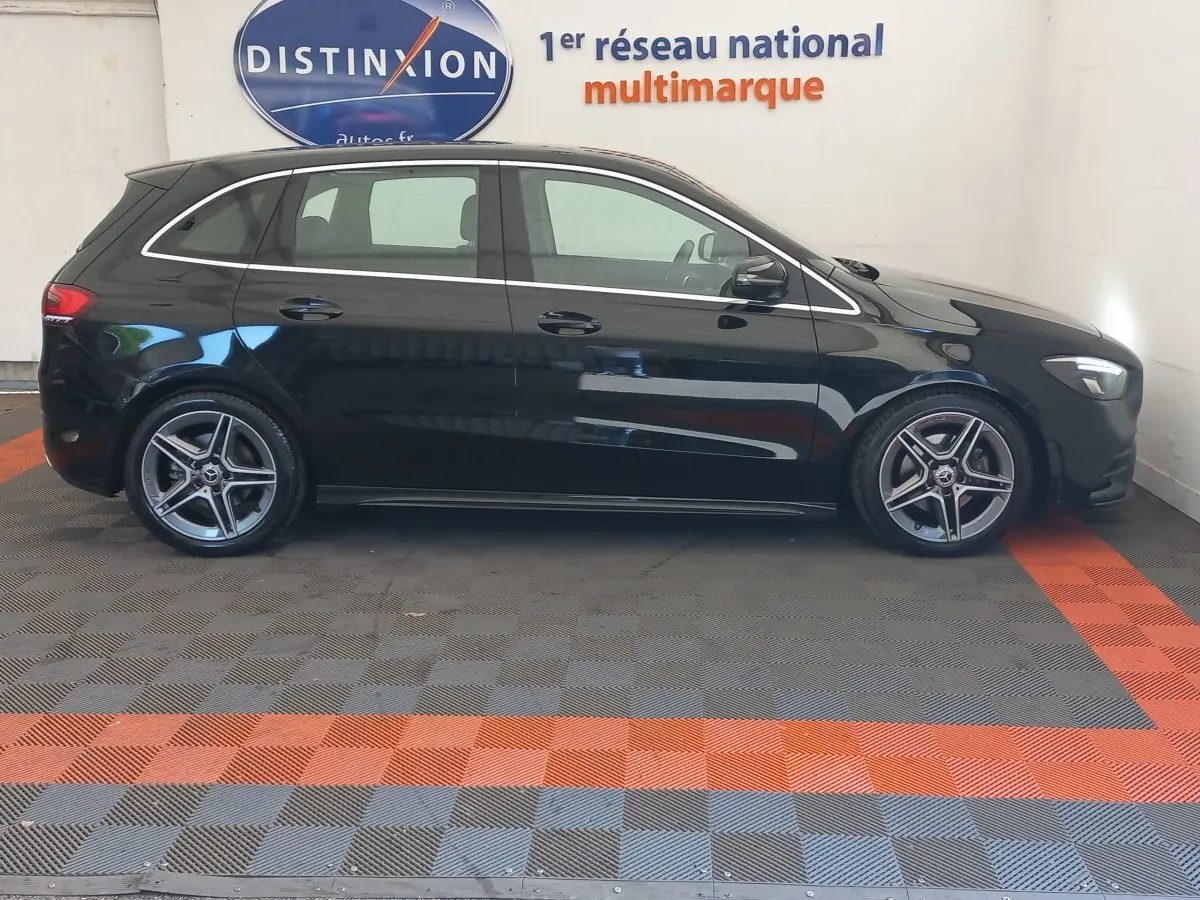 Mercedes Classe A Berline A 200 AMG Line noire vue de profil côté gauche, avec jantes alliage et vitres teintées.