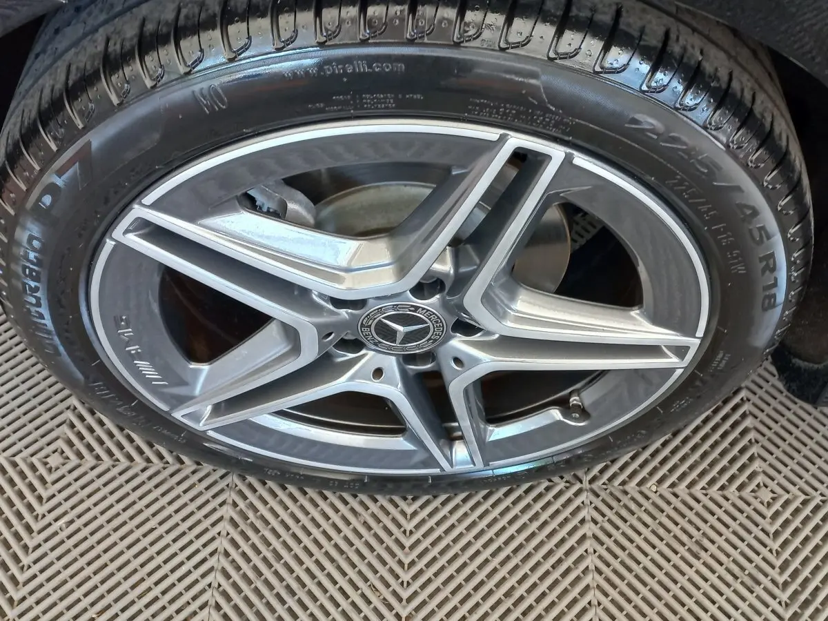 Gros plan sur la jante alliage AMG à cinq branches de la Mercedes Classe A noire, pneu Pirelli visible.