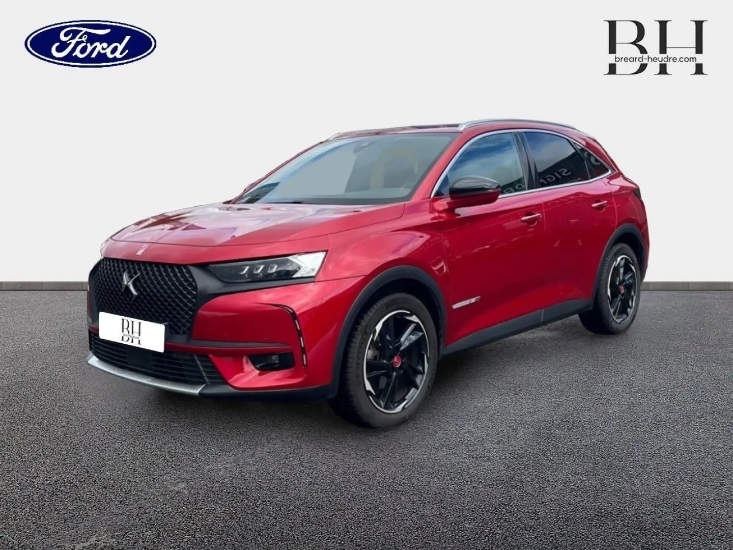 DS7 Crossback rouge Absolu vu en 3/4 avant droit, avec calandre noire et jantes noires distinctives.