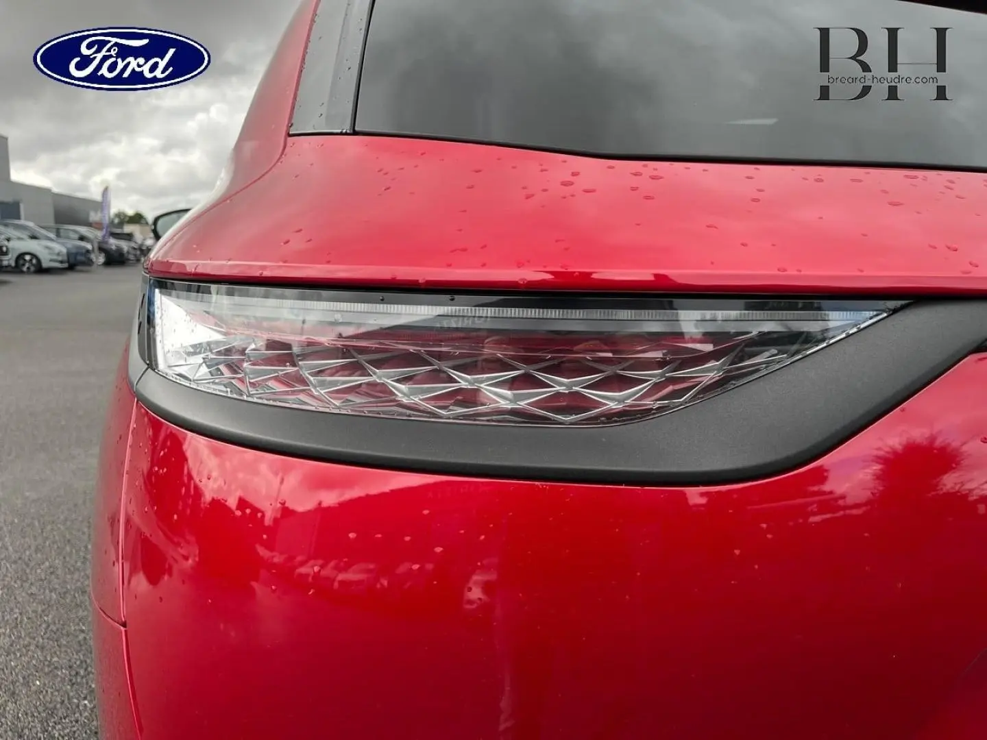 Gros plan sur le feu arrière droit rouge du DS7 Crossback 2019 avec détails de la texture du verre.