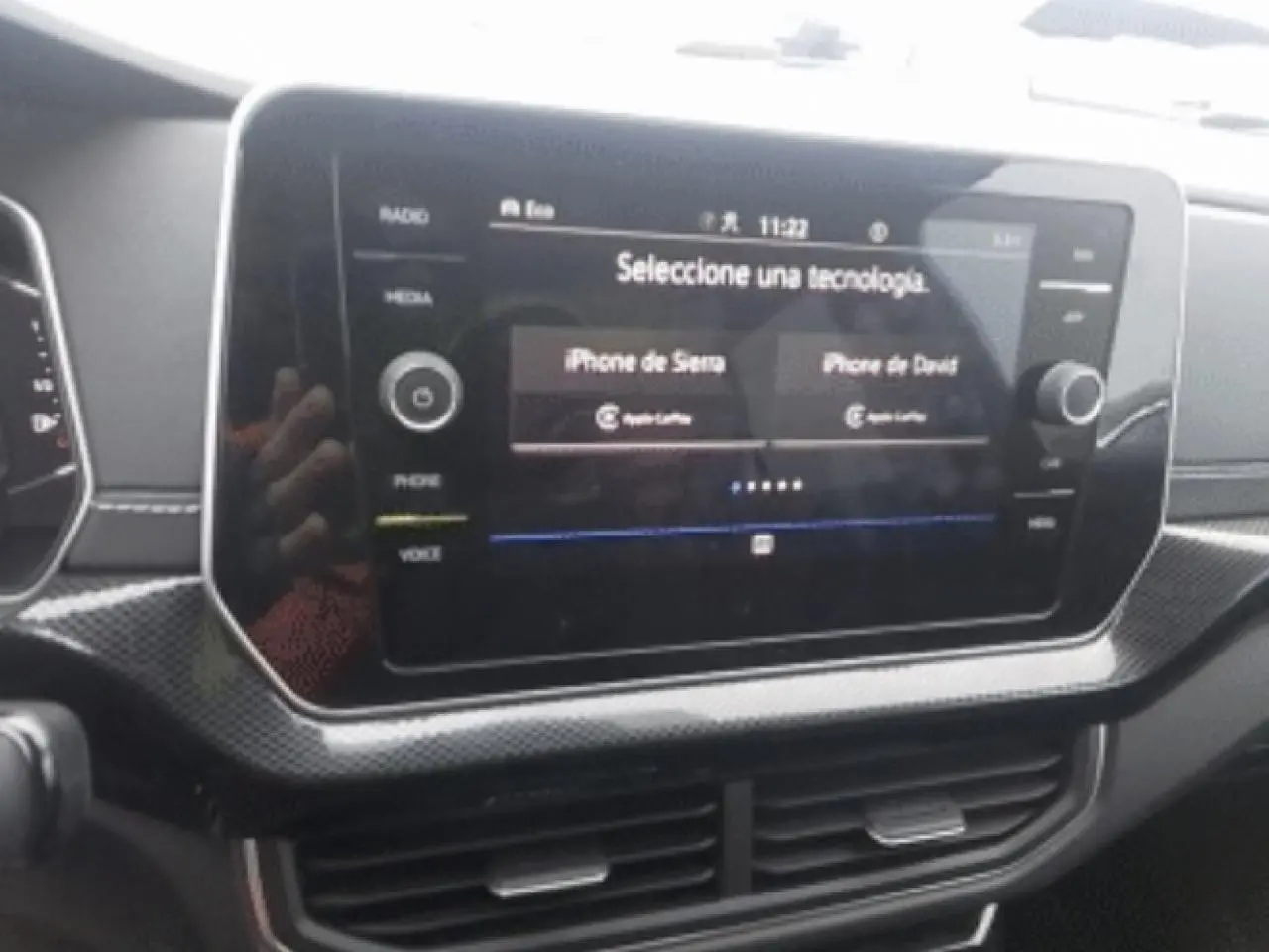 Écran tactile central de la Volkswagen T-Cross noir métal 2025, affichant la sélection de connexion Apple CarPlay.