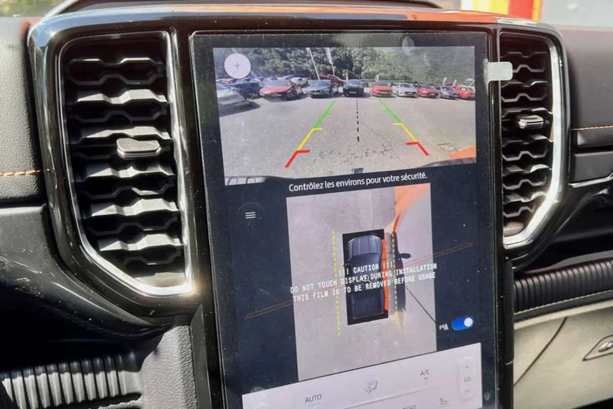 Écran tactile central du Ford Ranger 2025 noir agate montrant la caméra de recul et l'affichage 360° intérieur.