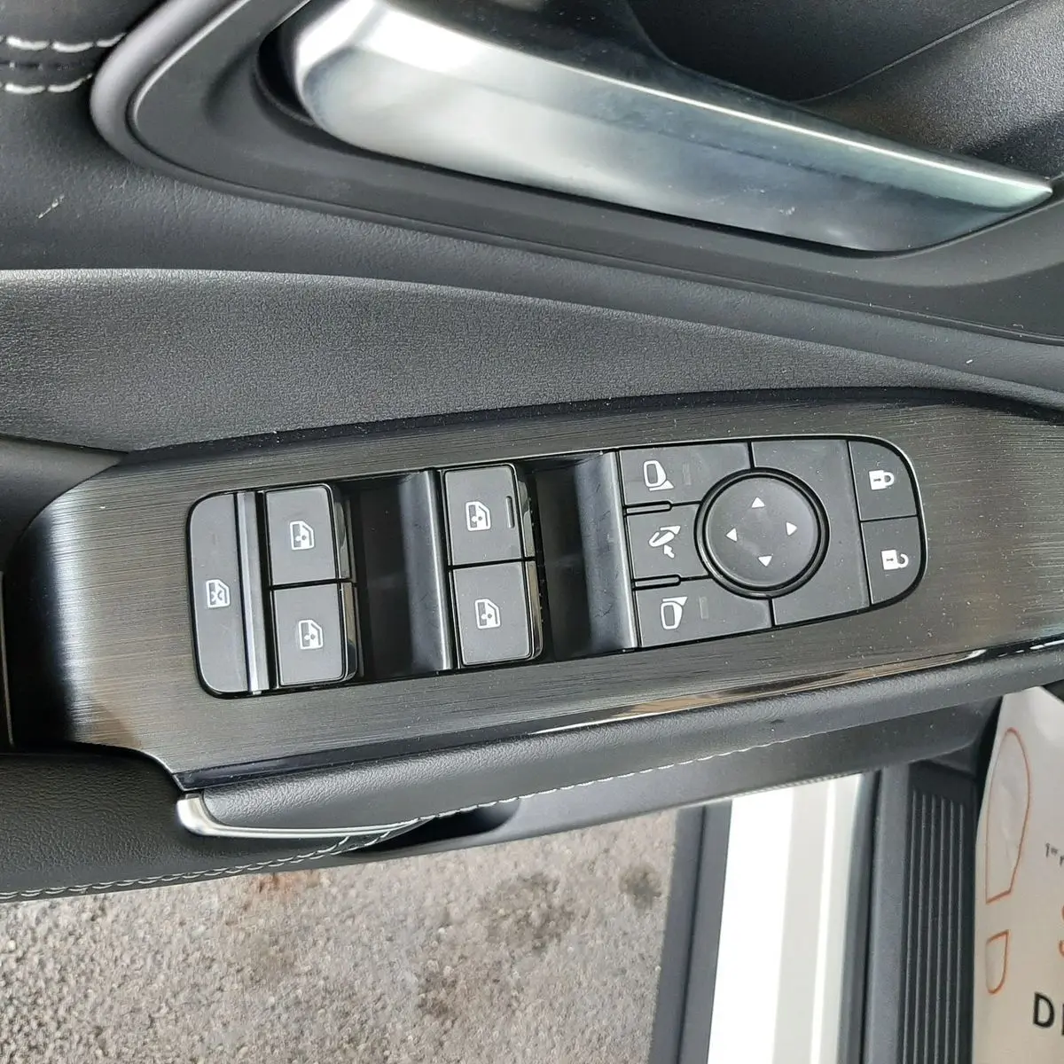 Panneau de commandes des vitres et rétroviseurs côté conducteur du Nissan Qashqai blanc lunaire 2022.