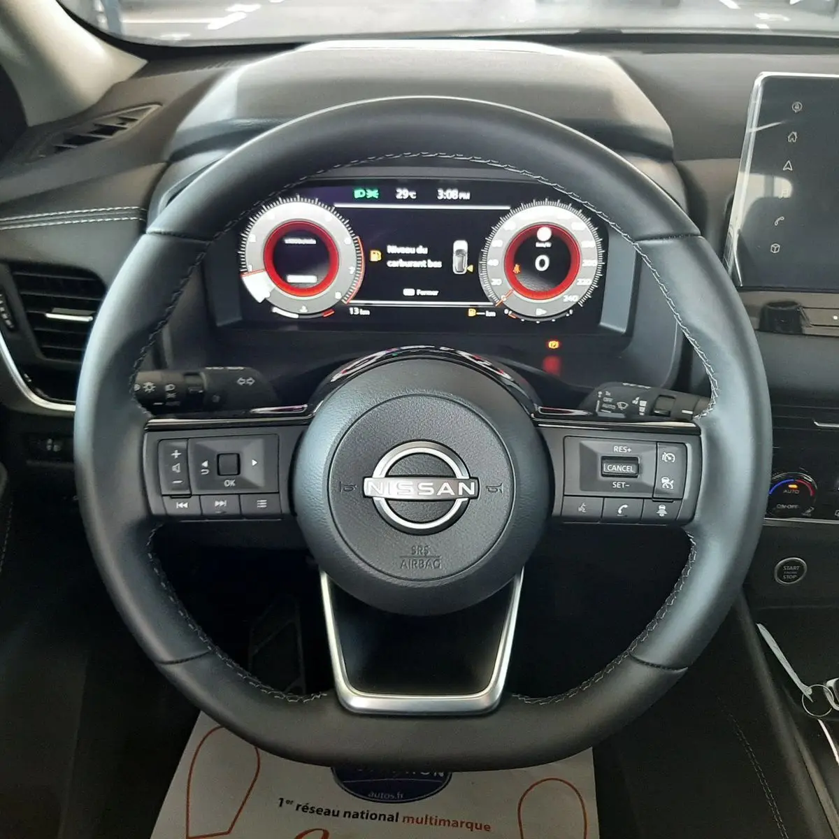Vue rapprochée du volant noir du Nissan Qashqai 2022 avec tableau de bord digital affichant les compteurs.