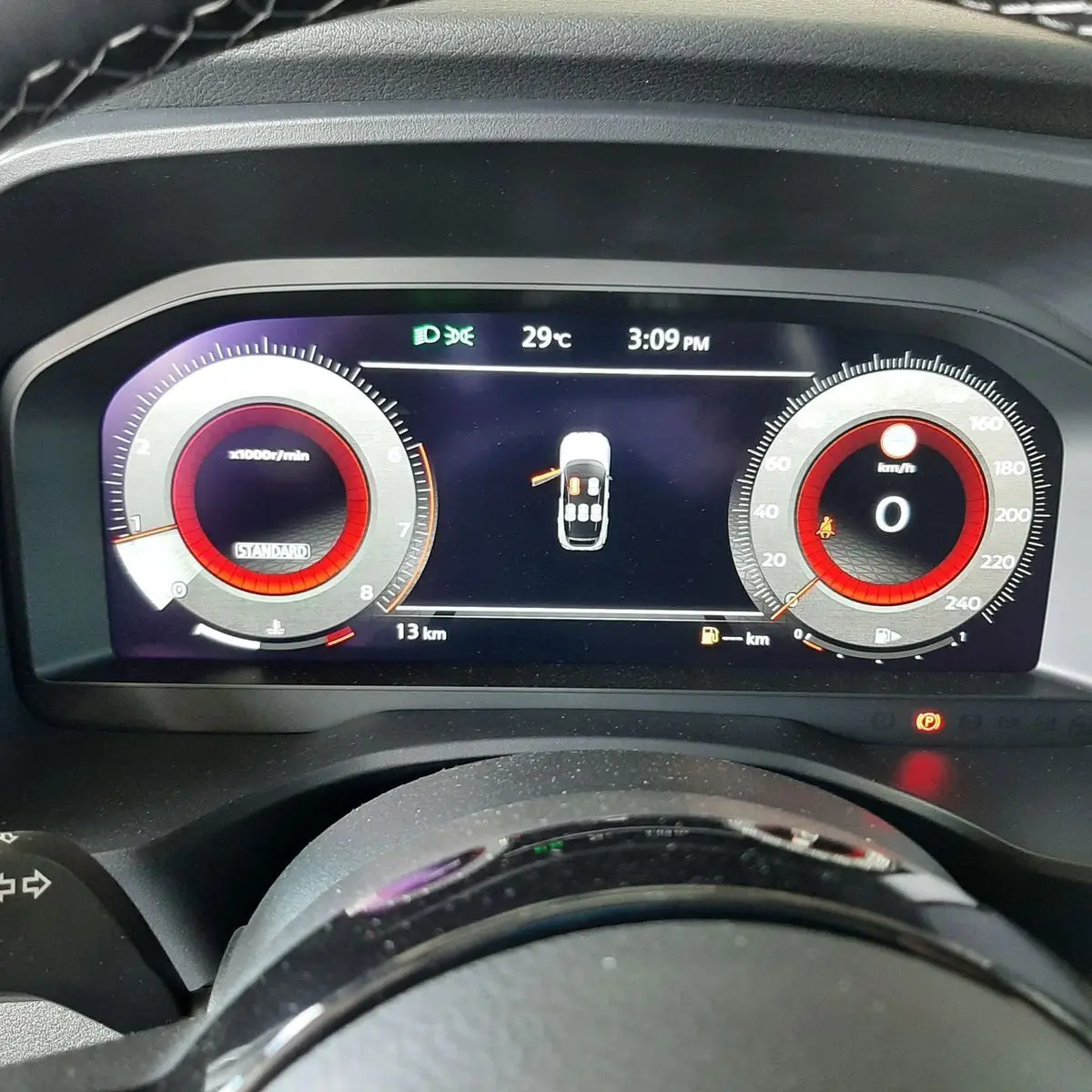 Tableau de bord numérique du Nissan Qashqai blanc lunaire 2022, affichant vitesse zéro et température 29°C.