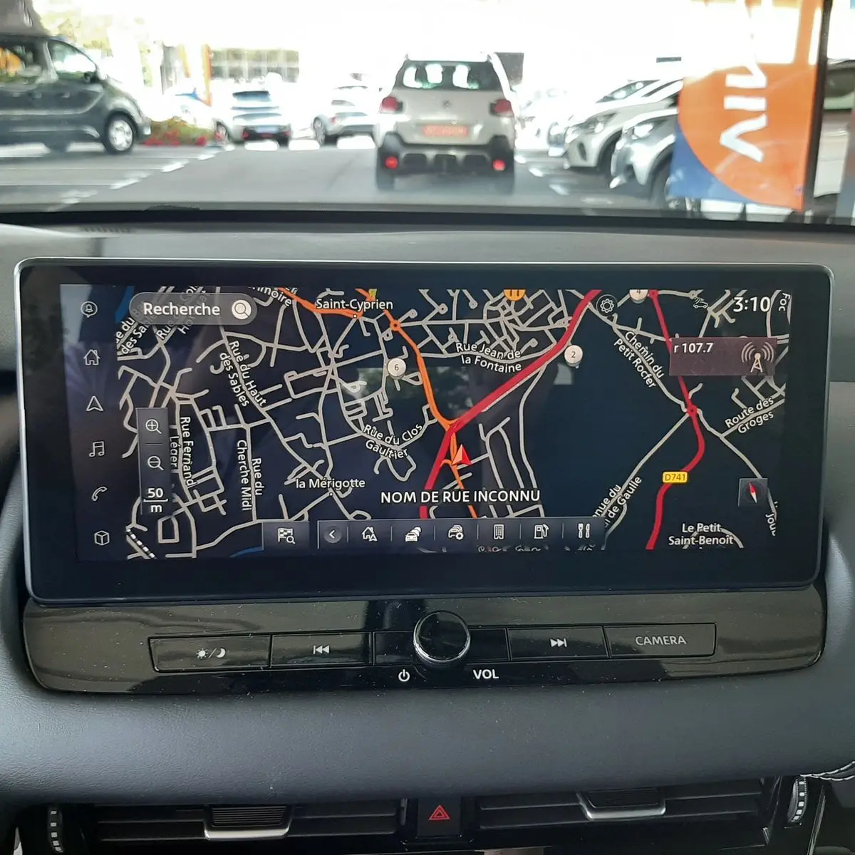 Écran tactile du système de navigation du Nissan Qashqai blanc lunaire, vue intérieure centrée sur la console.