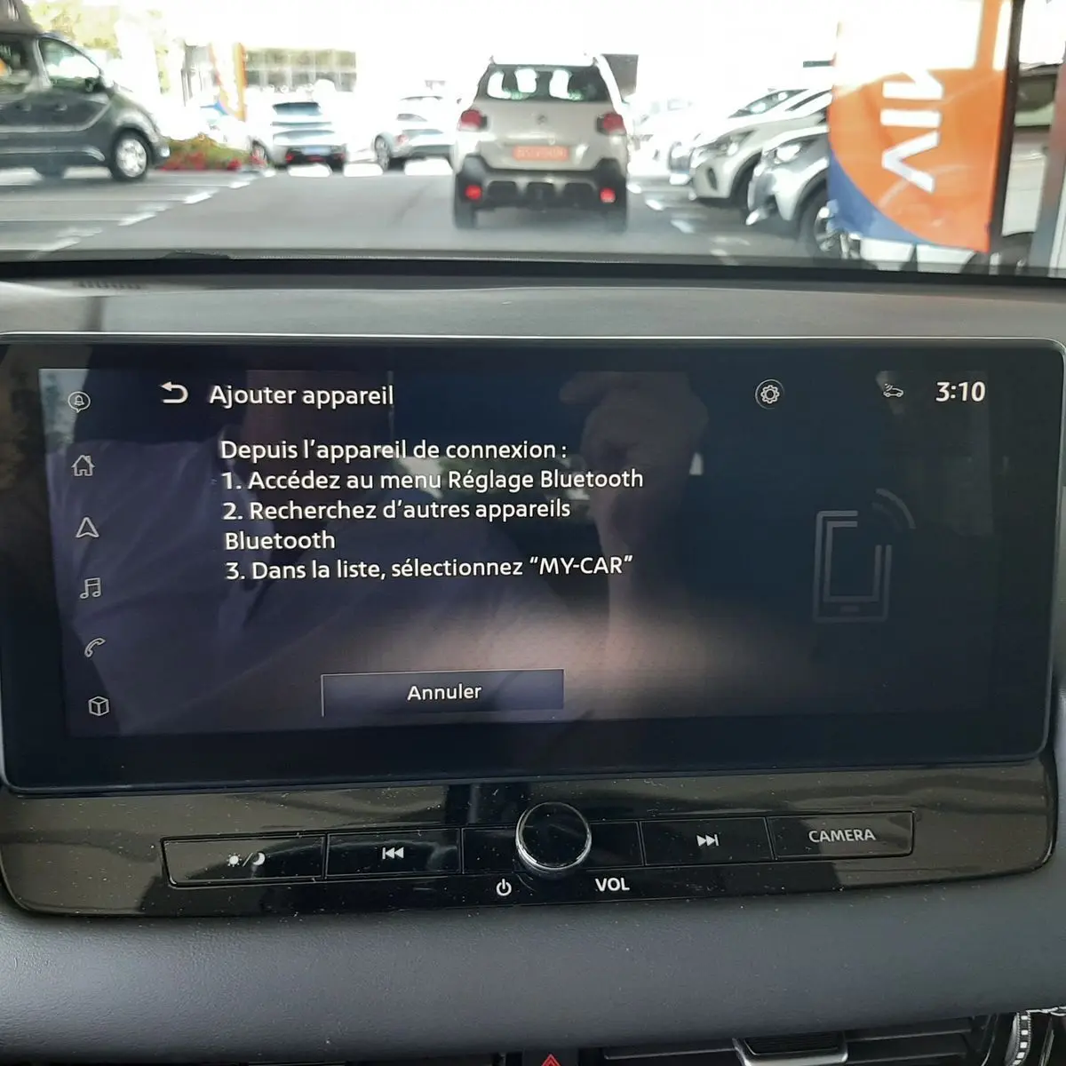 Écran central du Nissan Qashqai blanc lunaire 2022 affichant le menu de connexion Bluetooth avec commande caméra visible.