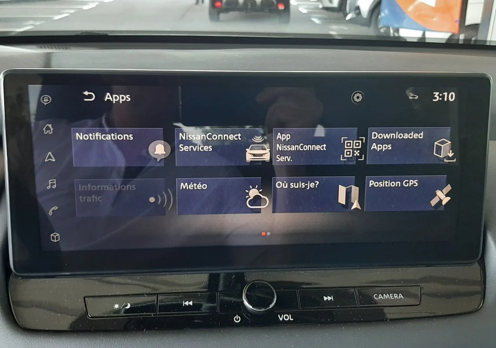 Écran tactile central du Nissan Qashqai blanc lunaire 2022 affichant les applications NissanConnect et GPS.