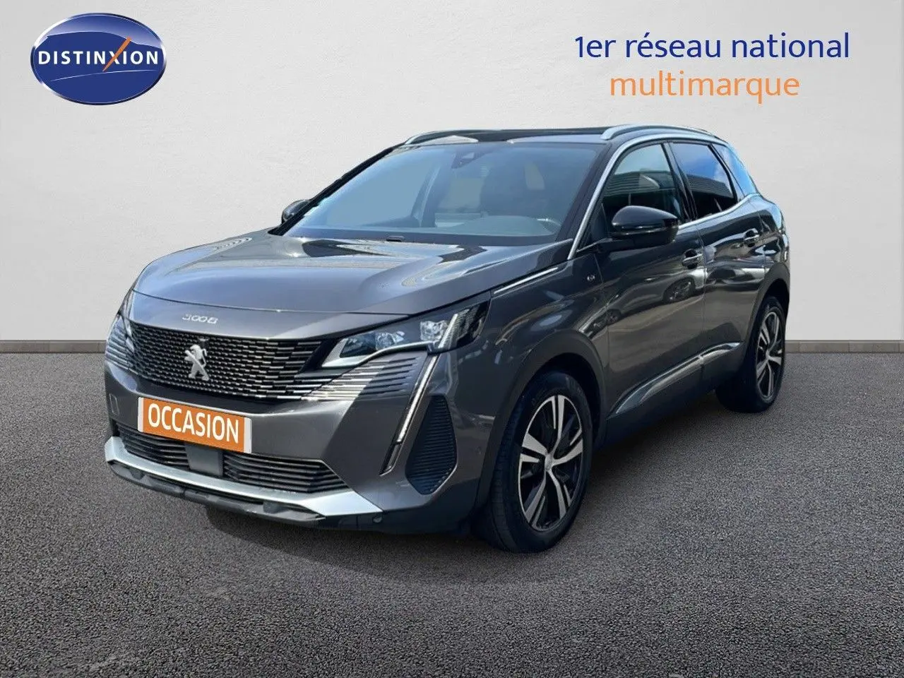 Peugeot 3008 gris platinium métal vu en 3/4 avant droit avec calandre distinctive et jantes alliage.