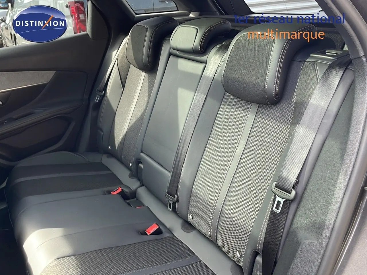 Vue intérieure des sièges arrière en cuir noir avec surpiqûres blanches d'un Peugeot 3008 gris platinium 2023.