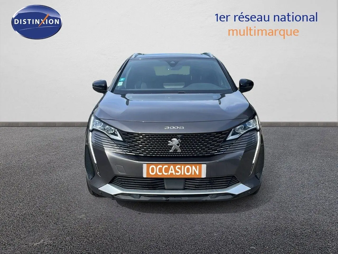 Vue frontale d'un Peugeot 3008 gris platinium métal avec calandre noire et feux LED allumés sur fond neutre.