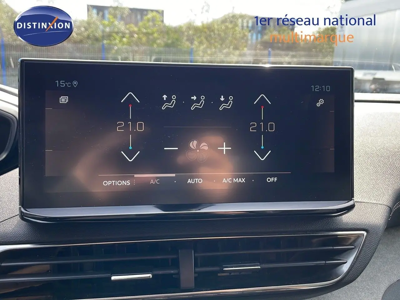 Écran tactile central affichant la climatisation automatique du Peugeot 3008 2023, intérieur noir, vue frontale rapprochée.