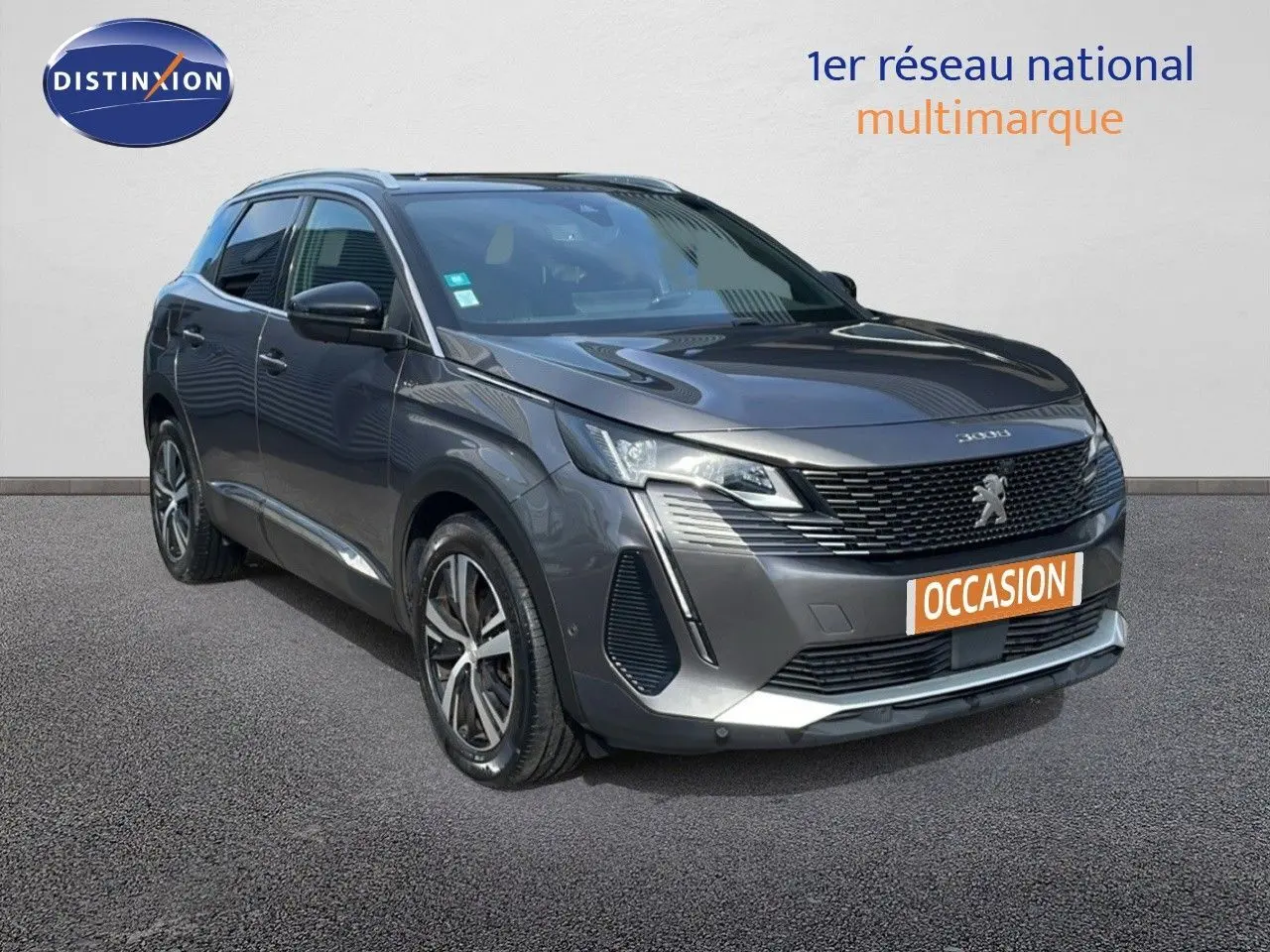 Vue 3/4 avant d'un Peugeot 3008 gris platinium métal avec calandre noire et feux LED distinctifs.