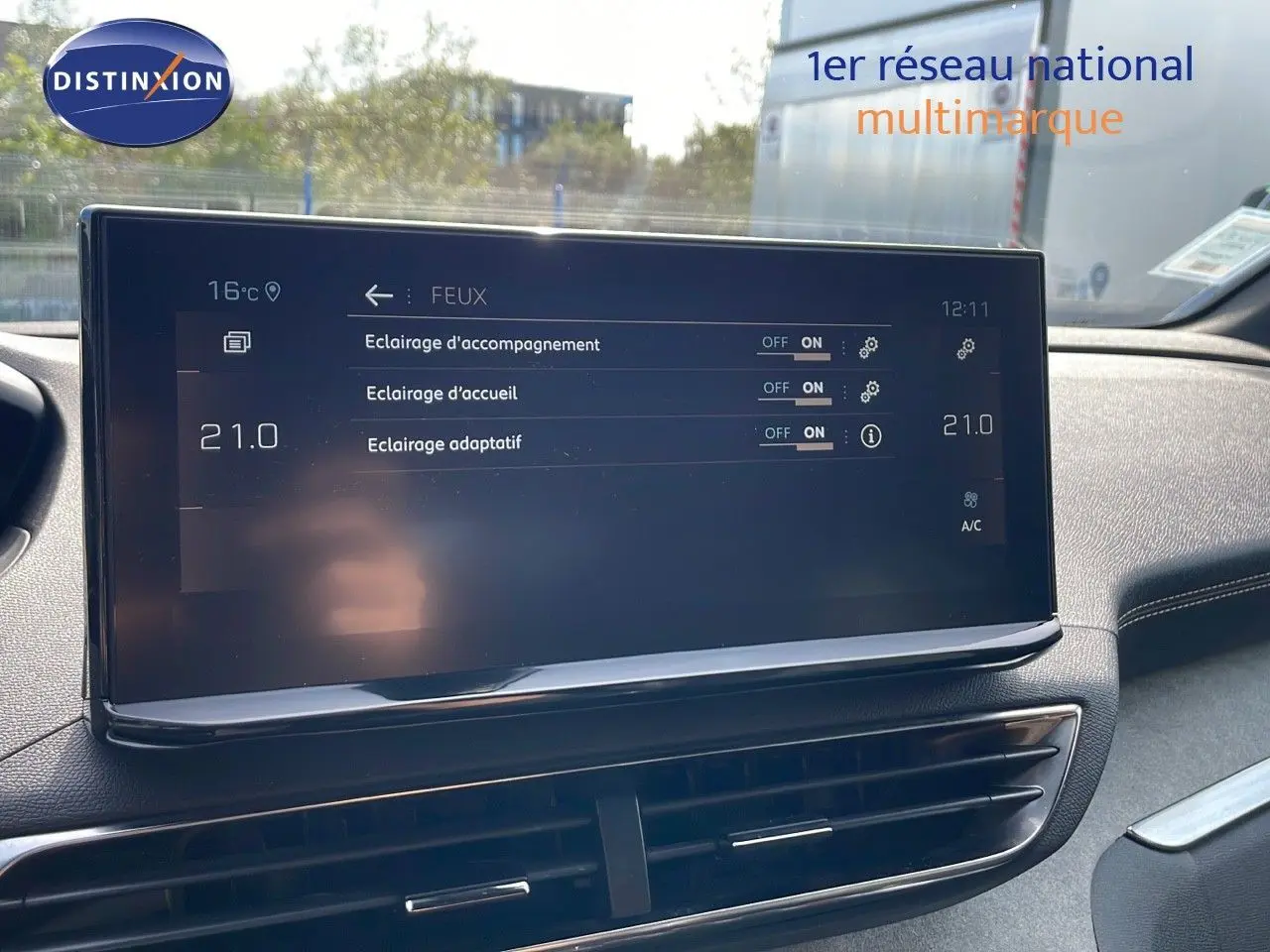 Écran tactile central du tableau de bord du Peugeot 3008 2023, affichant les réglages d'éclairage adaptatif.