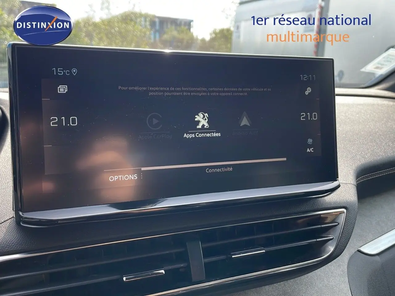 Écran tactile central du Peugeot 3008 gris platinium, affichant la connectivité des applications, intérieur moderne.