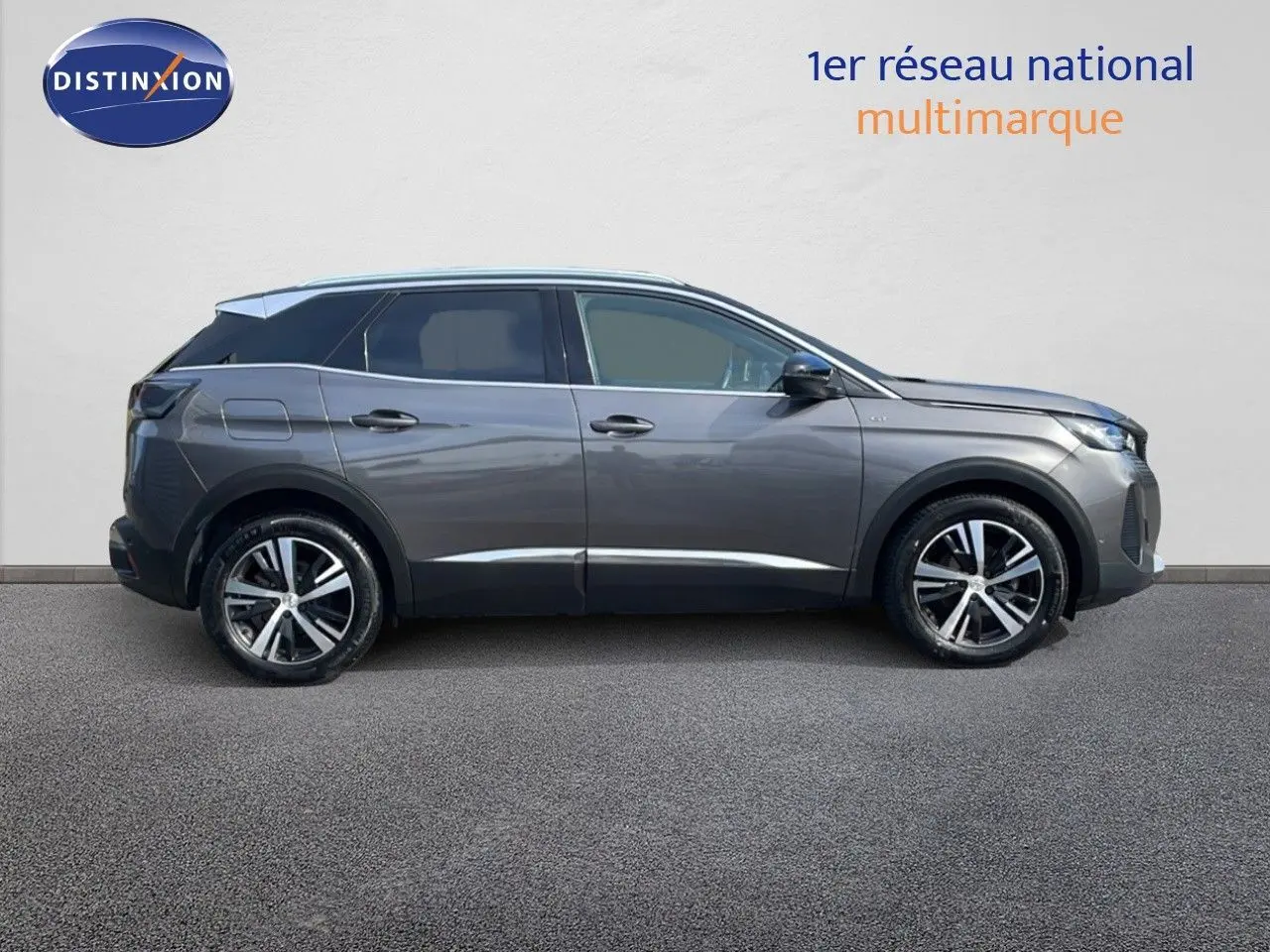 Profil côté gauche du Peugeot 3008 gris platinium métal 2023 avec jantes alliage et lignes modernes.