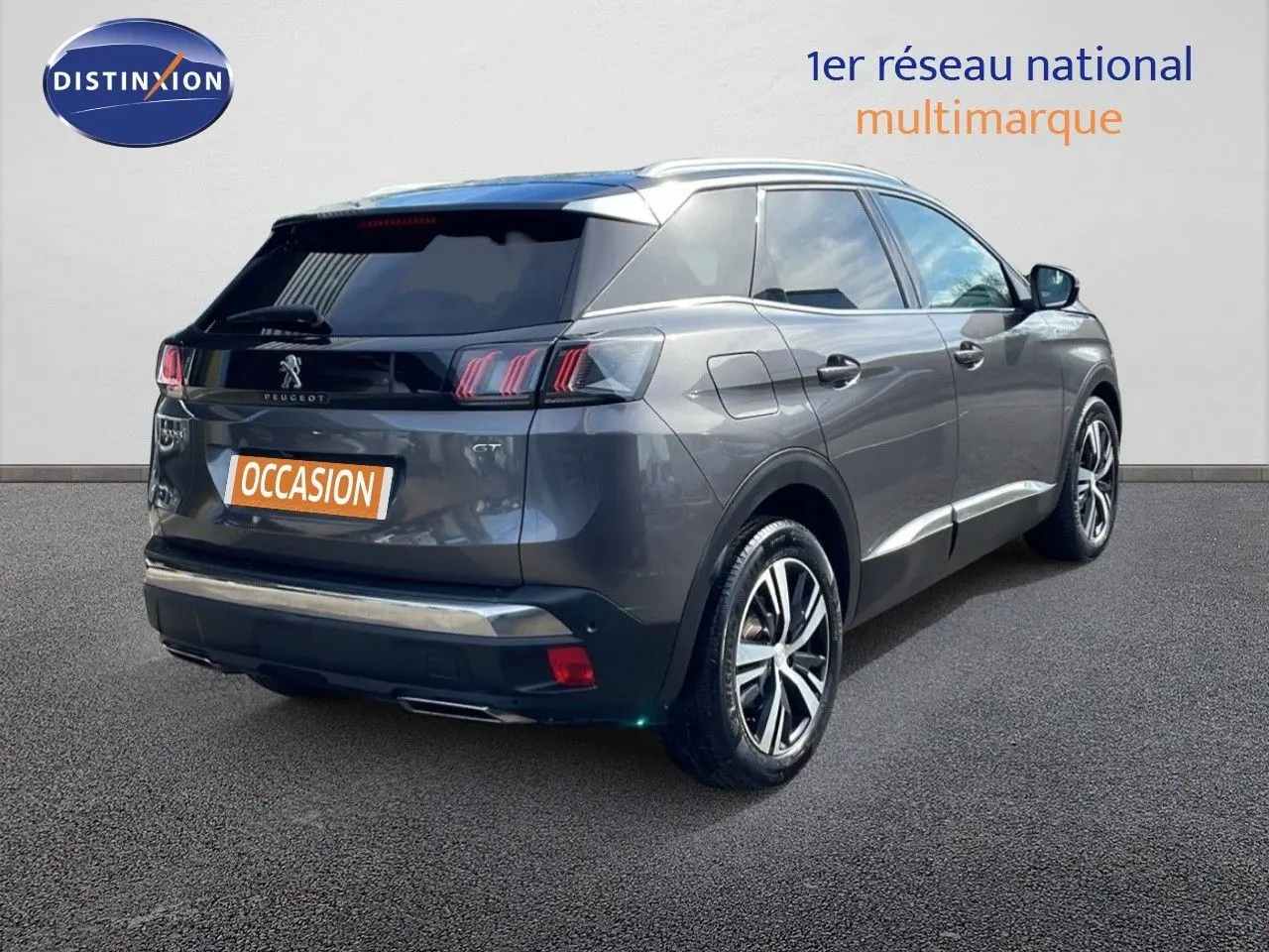 Peugeot 3008 gris platinium métal en 3/4 arrière droit, avec feux LED et jantes alliage bicolores.