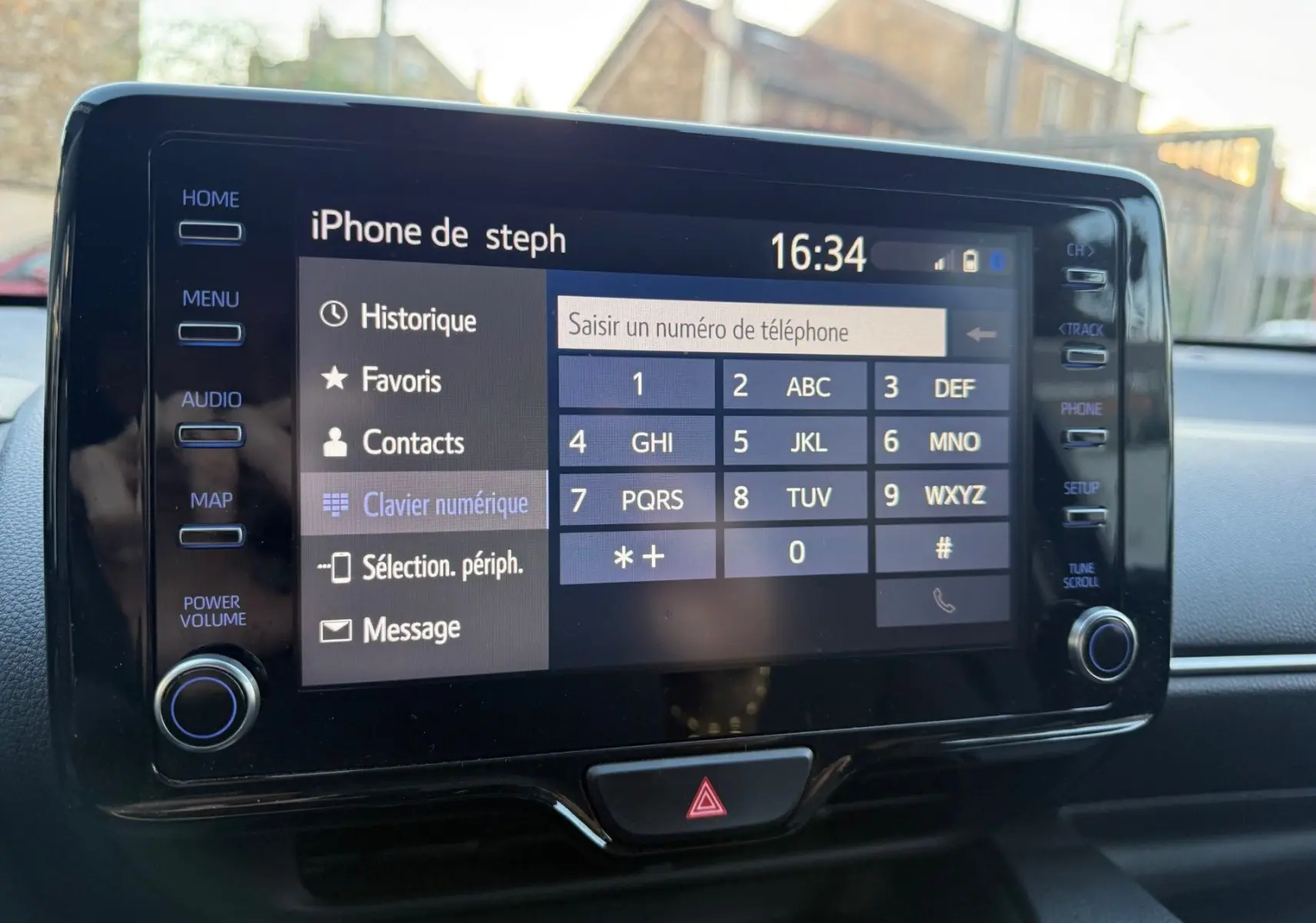 Écran tactile central de la Toyota Yaris Hybride 2021 affichant le clavier numérique pour composer un numéro de téléphone.