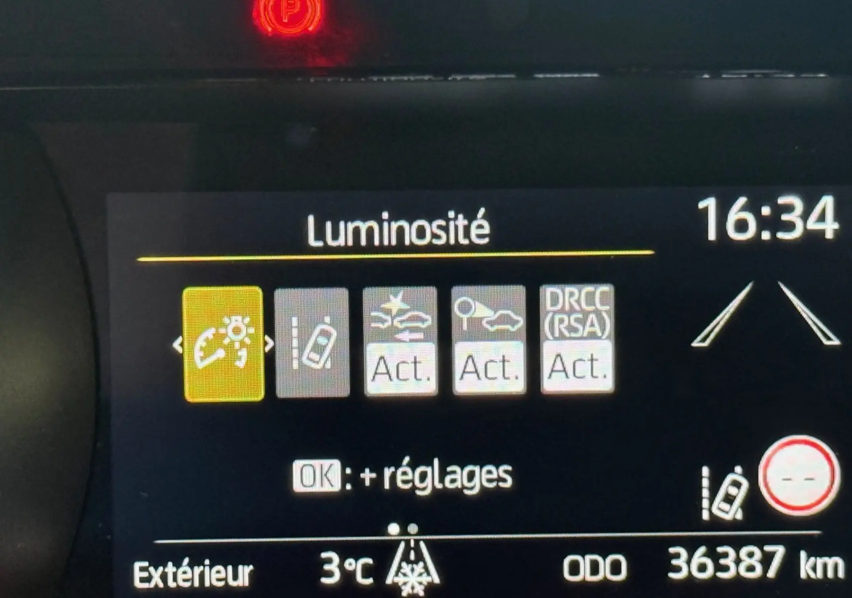 Affichage du tableau de bord de la Toyota Yaris Hybride bleu métal 2021 montrant les réglages de luminosité et l'odomètre à 36387 km.