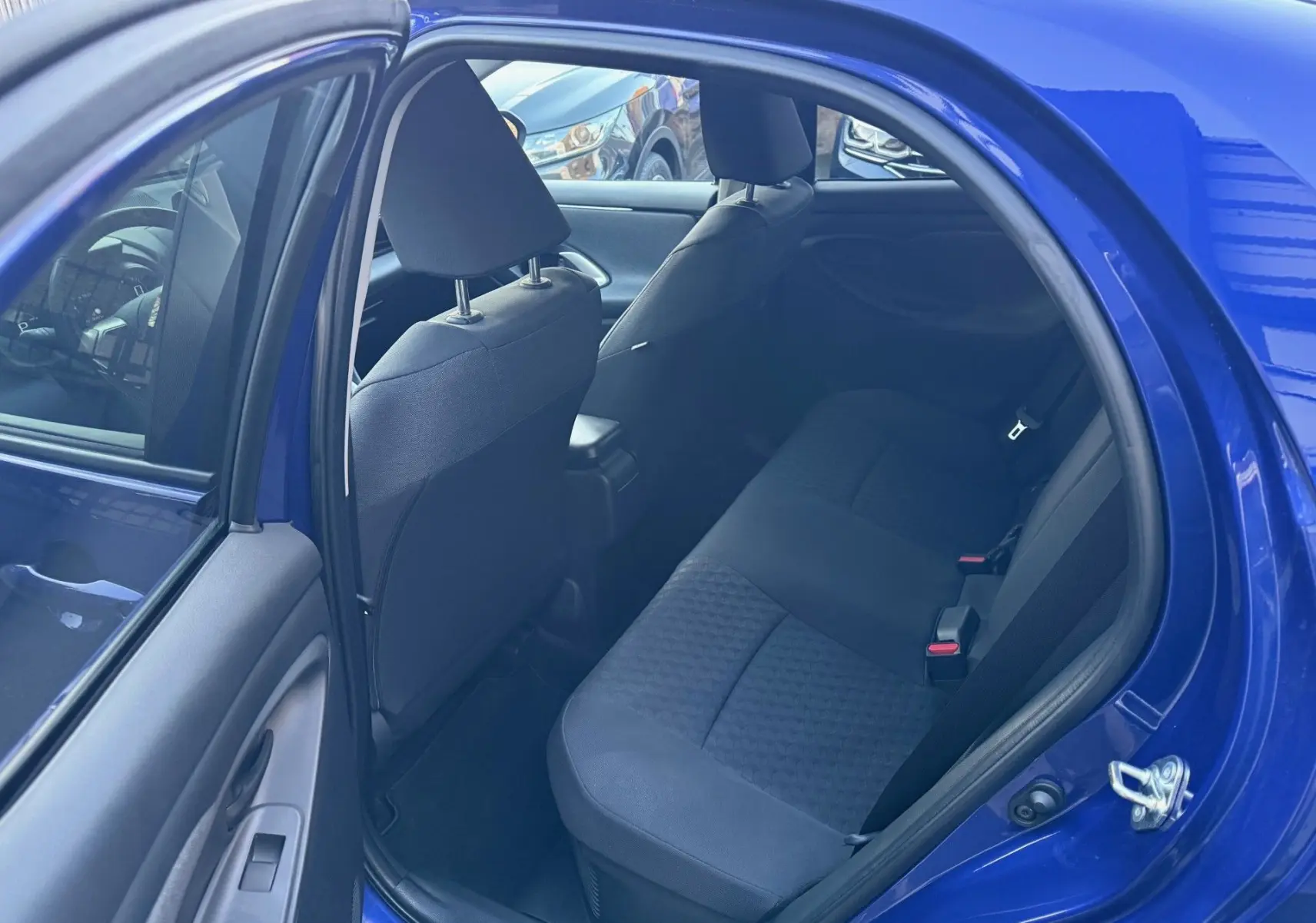 Vue intérieure côté gauche sur les sièges arrière en tissu d'une Toyota Yaris Hybride bleu métal 2021.