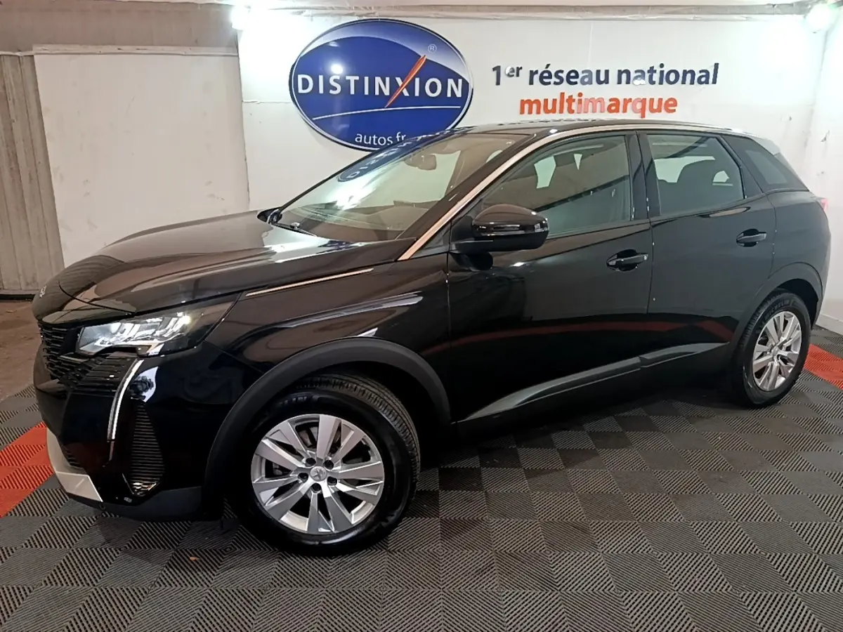 Peugeot 3008 BlueHDi 130 noir vue de profil côté gauche en intérieur sur sol damier gris et rouge.