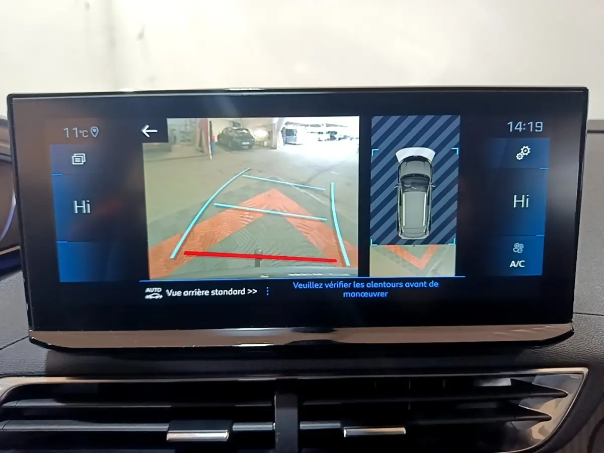 Écran tactile du tableau de bord du Peugeot 3008 noir, affichant la caméra de recul et l’aide au stationnement arrière.