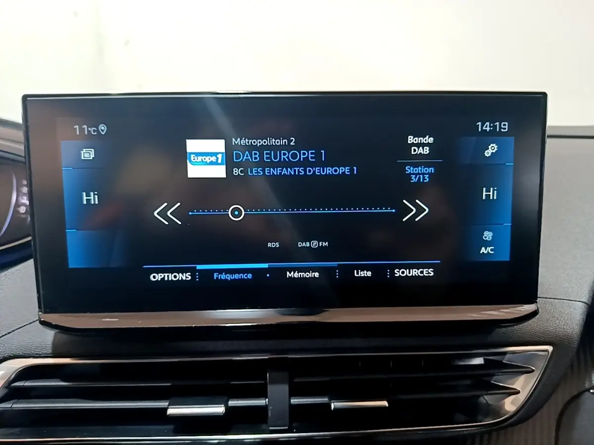 Écran tactile central affichant la radio DAB Europe 1 dans l’habitacle noir du Peugeot 3008 vue de face.