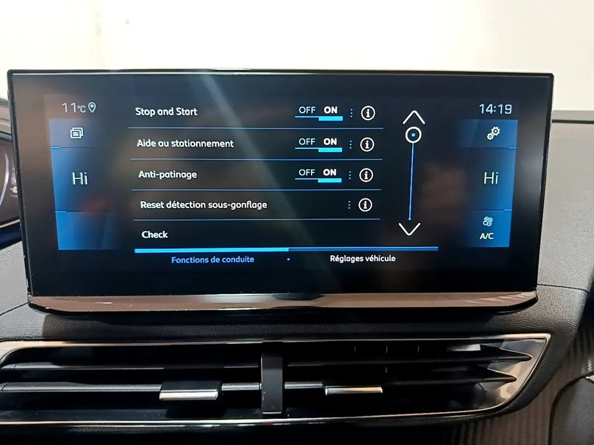 Écran tactile central du tableau de bord du Peugeot 3008 noir, affichant les réglages d’aide à la conduite.
