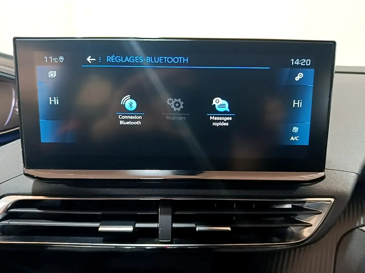Écran tactile central du tableau de bord du Peugeot 3008 noir 2022 affichant les réglages Bluetooth.