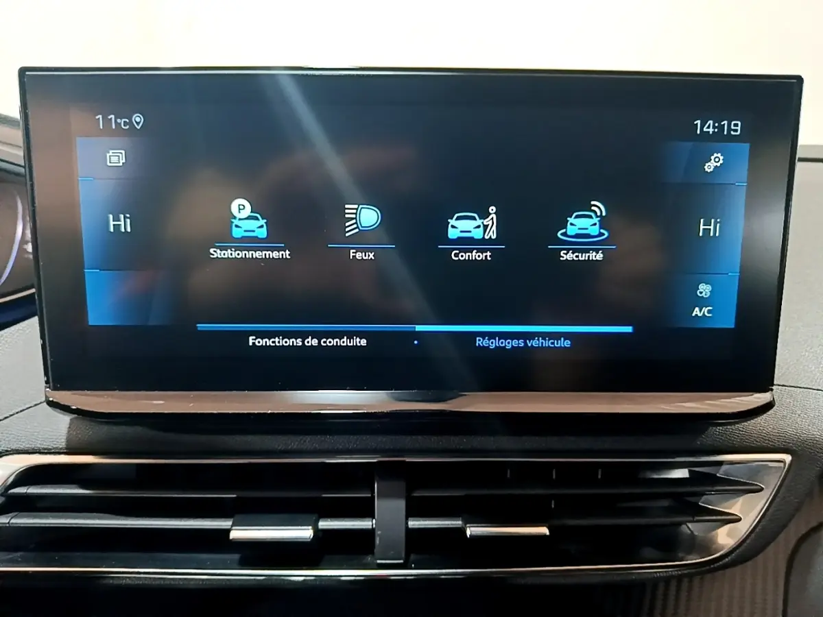 Écran tactile central du tableau de bord du Peugeot 3008 noir, affichant les réglages de conduite et sécurité.
