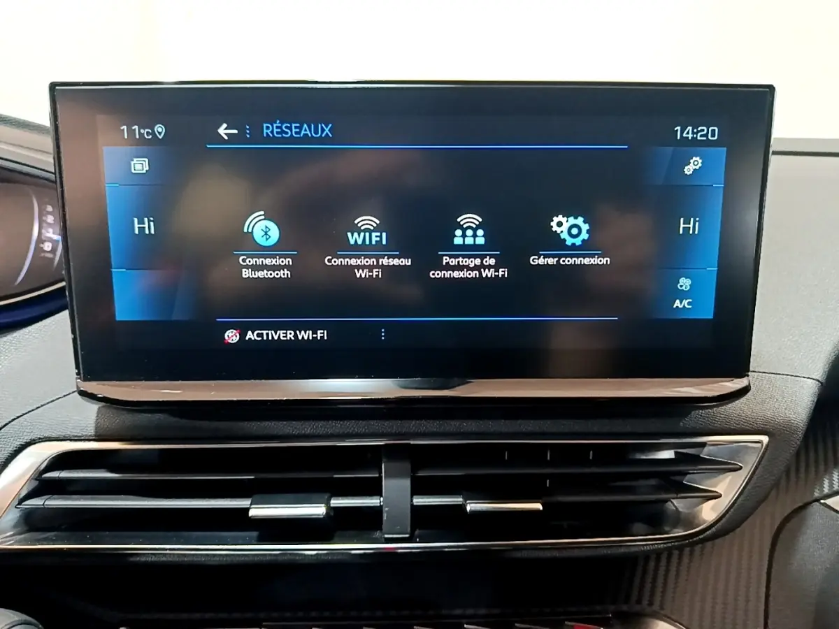 Écran tactile central de la Peugeot 3008 noir, vue frontale du tableau de bord avec affichage des connexions Wi-Fi et Bluetooth.