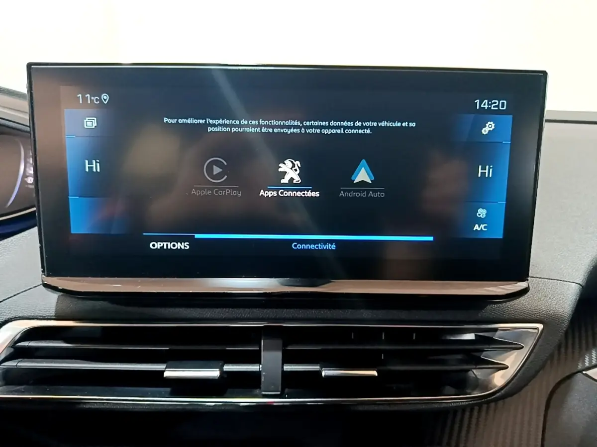 Écran tactile central du tableau de bord du Peugeot 3008 noir, affichant les options Apple CarPlay et Android Auto.