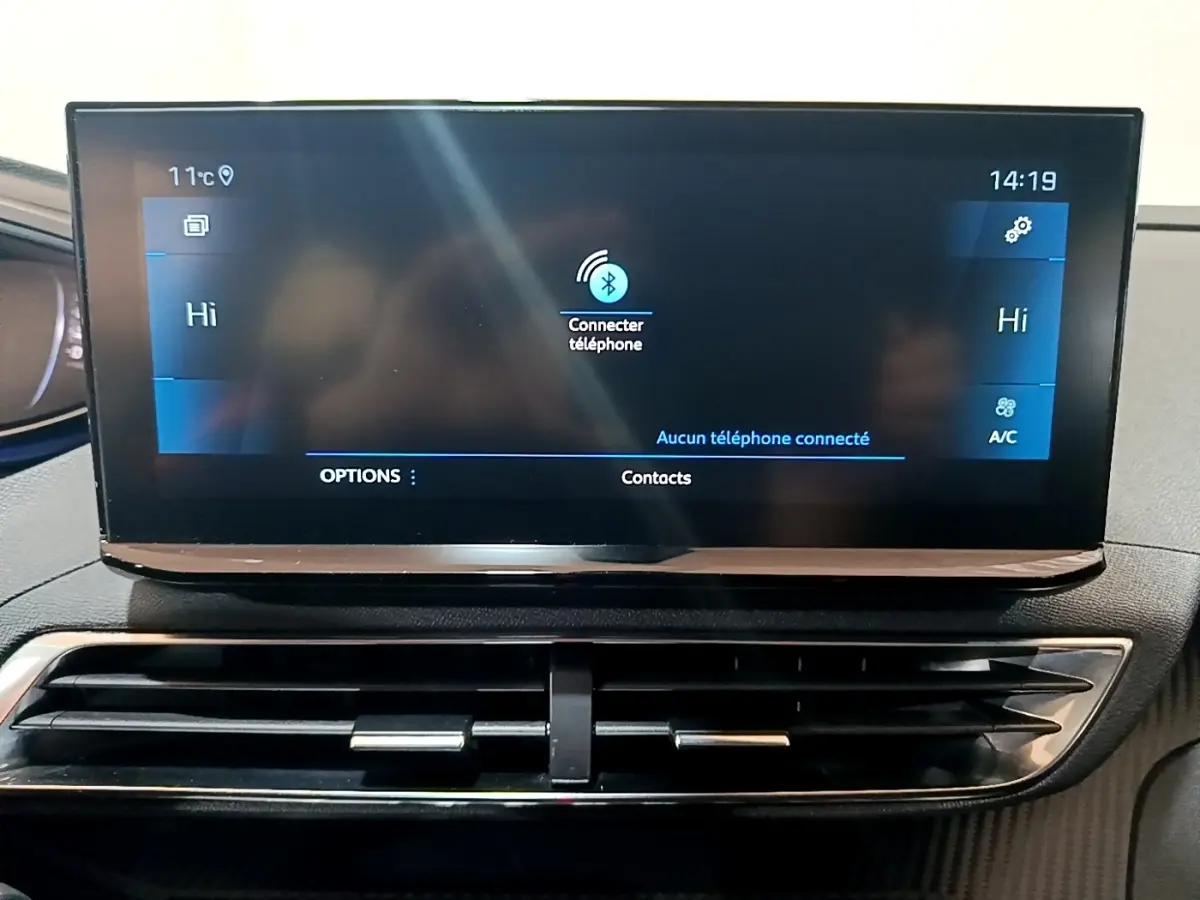 Écran tactile central affichant la connexion Bluetooth sur le tableau de bord noir du Peugeot 3008 2022.
