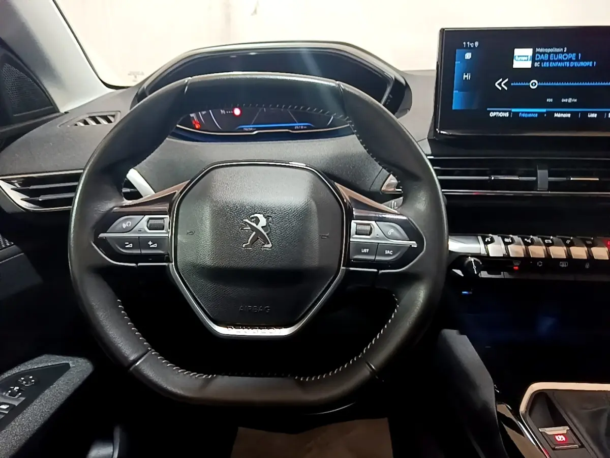 Vue rapprochée du volant cuir multifonctions et du tableau de bord numérique du Peugeot 3008 noir, version 2022.