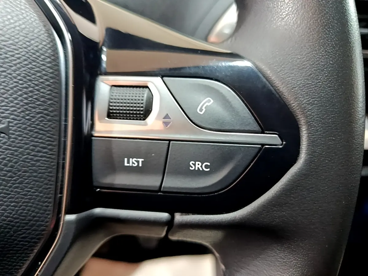 Gros plan sur les commandes gauche du volant cuir noir du Peugeot 3008 BlueHDi 130 S&S Active Pack 2022.