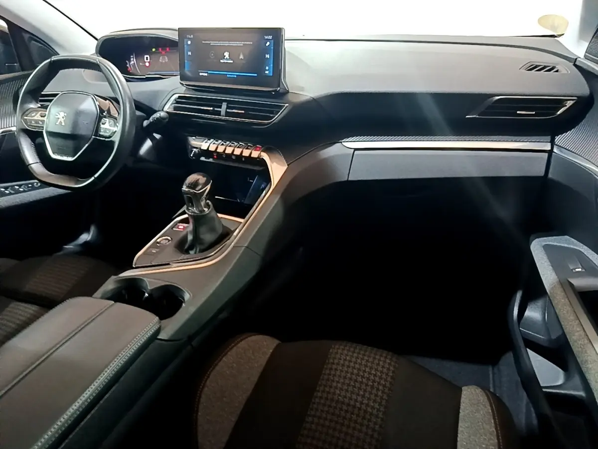 Vue intérieure côté conducteur du Peugeot 3008 noir 2022, avec tableau de bord numérique et écran tactile central.