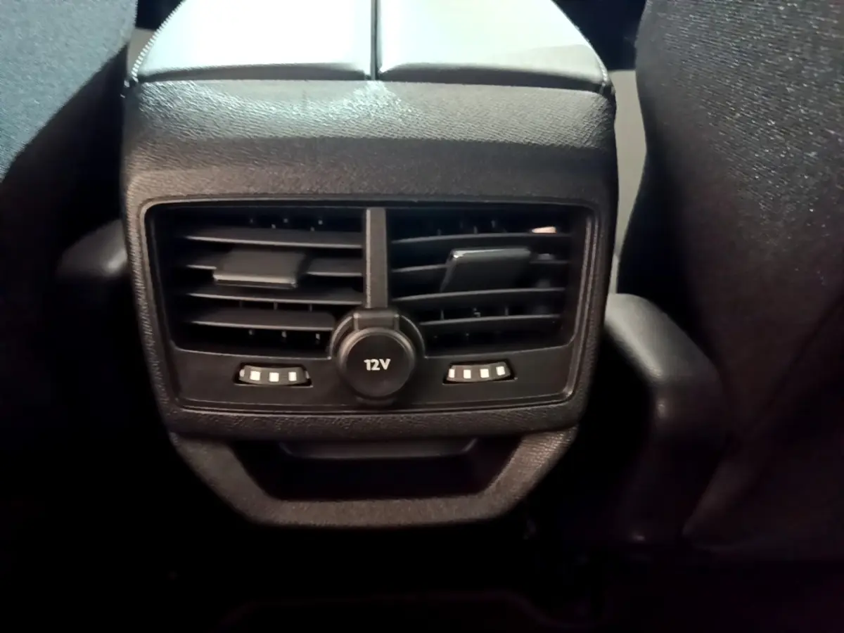 Vue rapprochée des aérateurs arrière noirs et prise 12V du Peugeot 3008 BlueHDi 130 S&S Active Pack 2022.