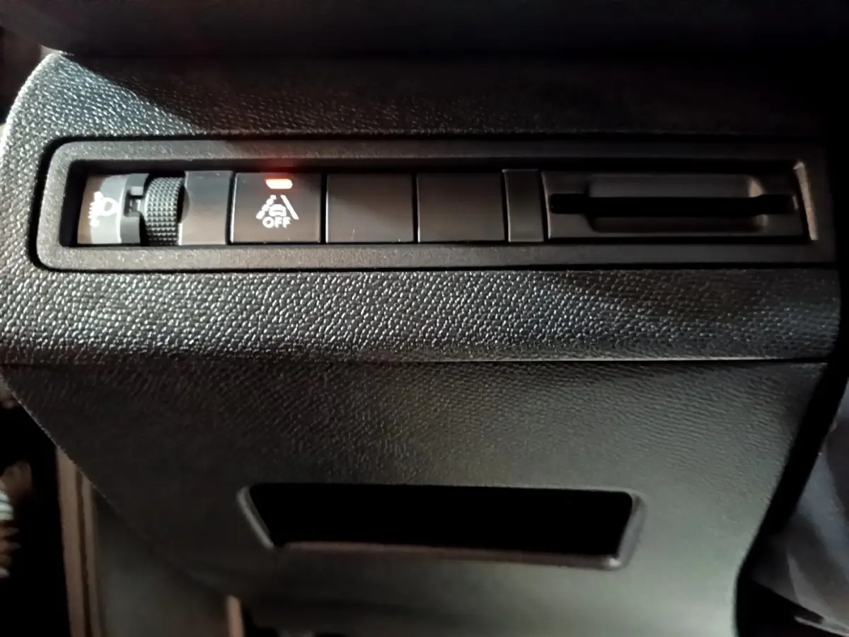 Gros plan sur les commandes de réglage du tableau de bord noir du Peugeot 3008 BlueHDi 130 S&S Active Pack 2022.