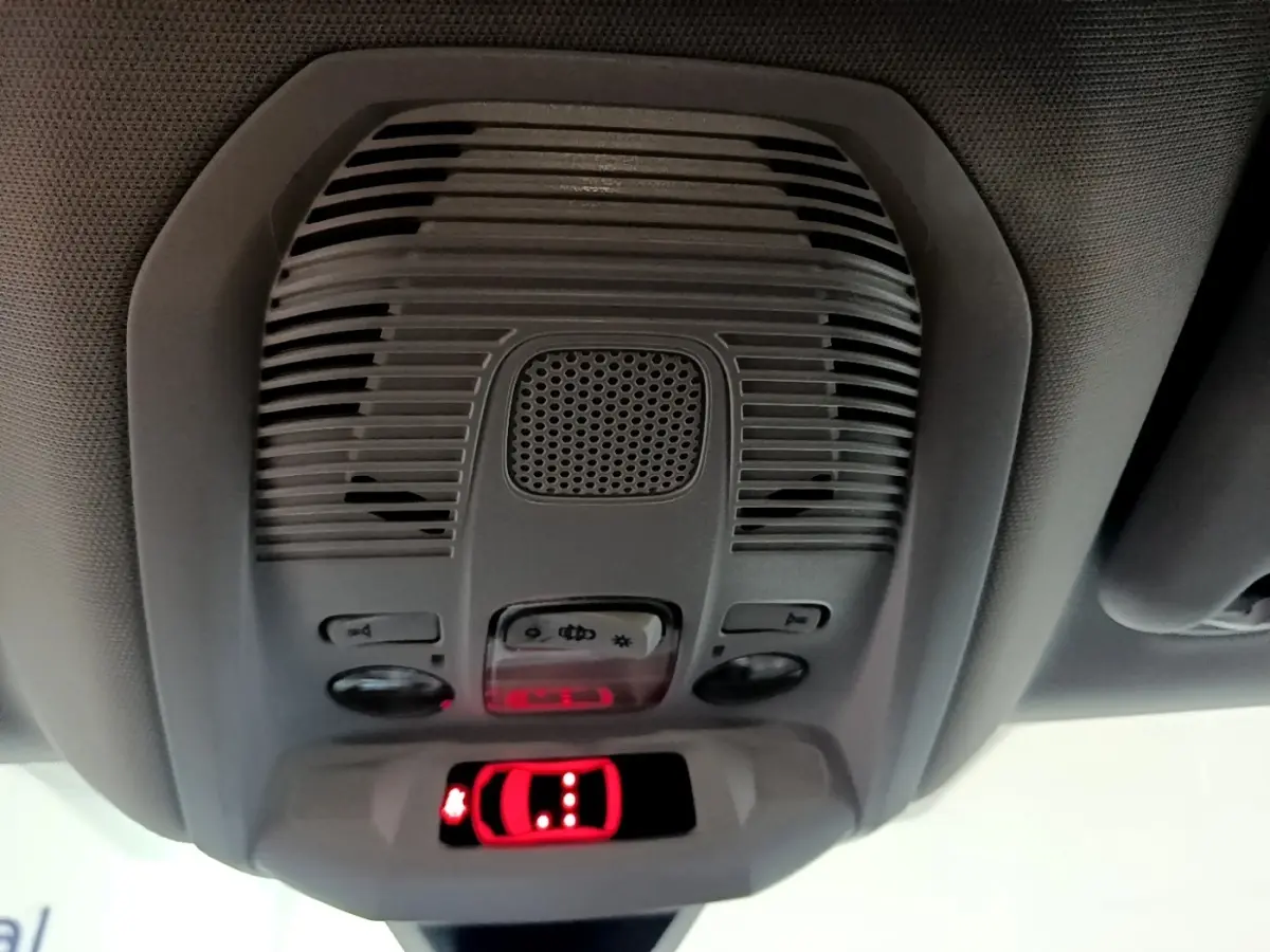 Vue rapprochée du plafonnier intérieur gris avec commandes et affichage de détection de porte ouverte sur Peugeot 3008 noir 2022.