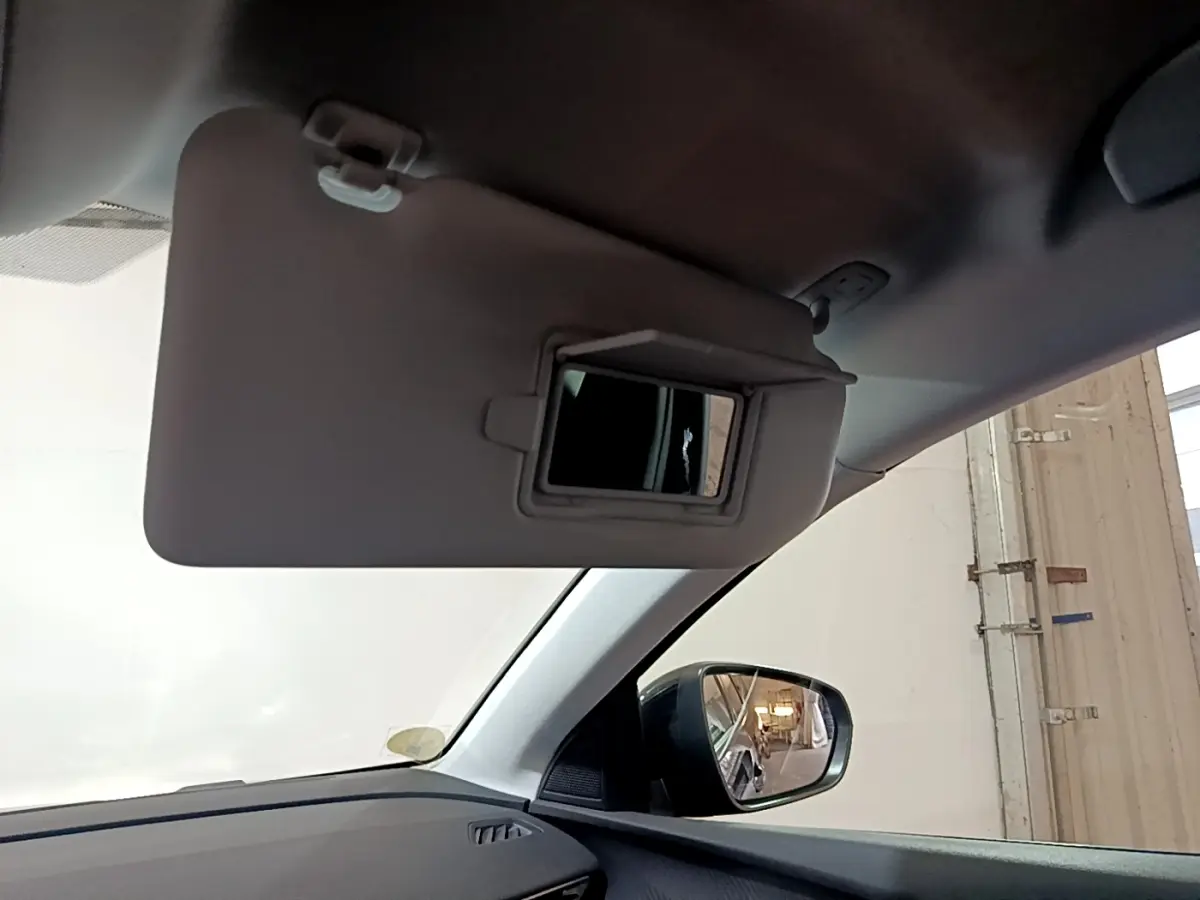 Vue intérieure côté gauche du pare-soleil avec miroir ouvert du Peugeot 3008 noir, reflet dans le rétroviseur extérieur.