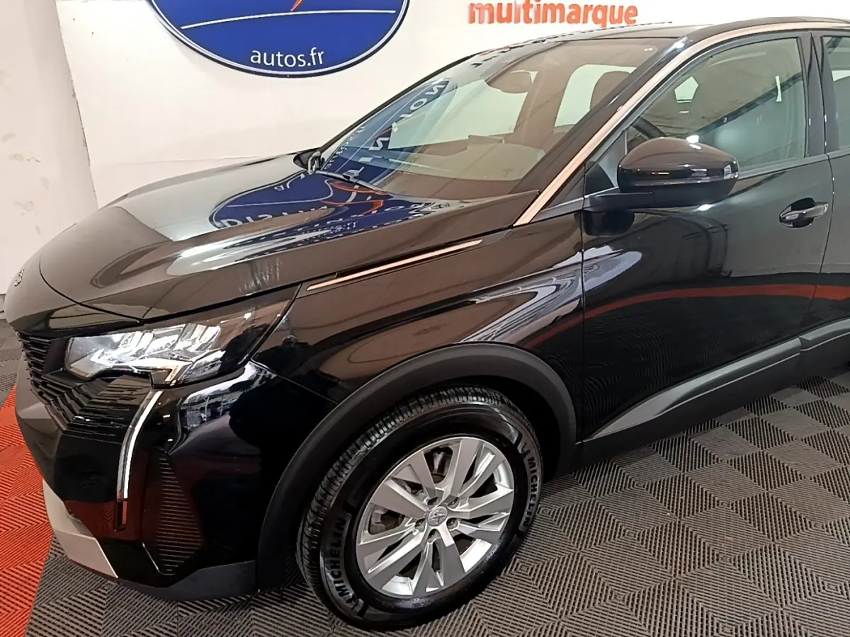 Vue 3/4 avant droit d'un Peugeot 3008 noir brillant, mettant en valeur ses phares LED et jantes alliage.