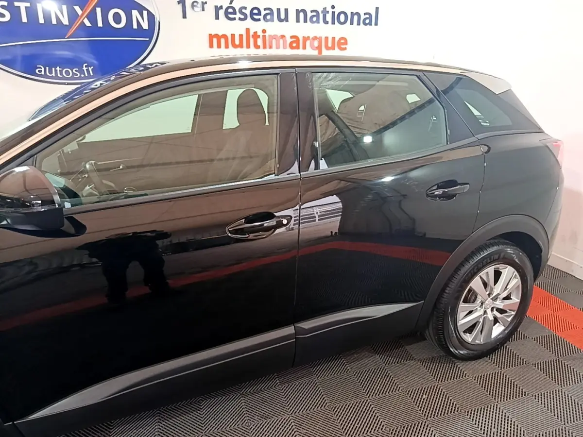 Vue latérale côté gauche d’un Peugeot 3008 noir 2022, mettant en valeur les jantes alliage et les lignes épurées du SUV.