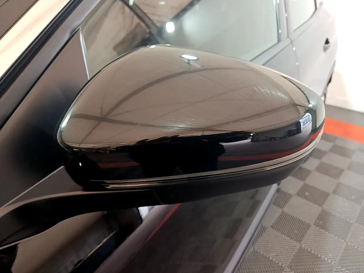 Gros plan sur le rétroviseur côté gauche noir brillant du Peugeot 3008 BlueHDi 130 S&S Active Pack 2022.