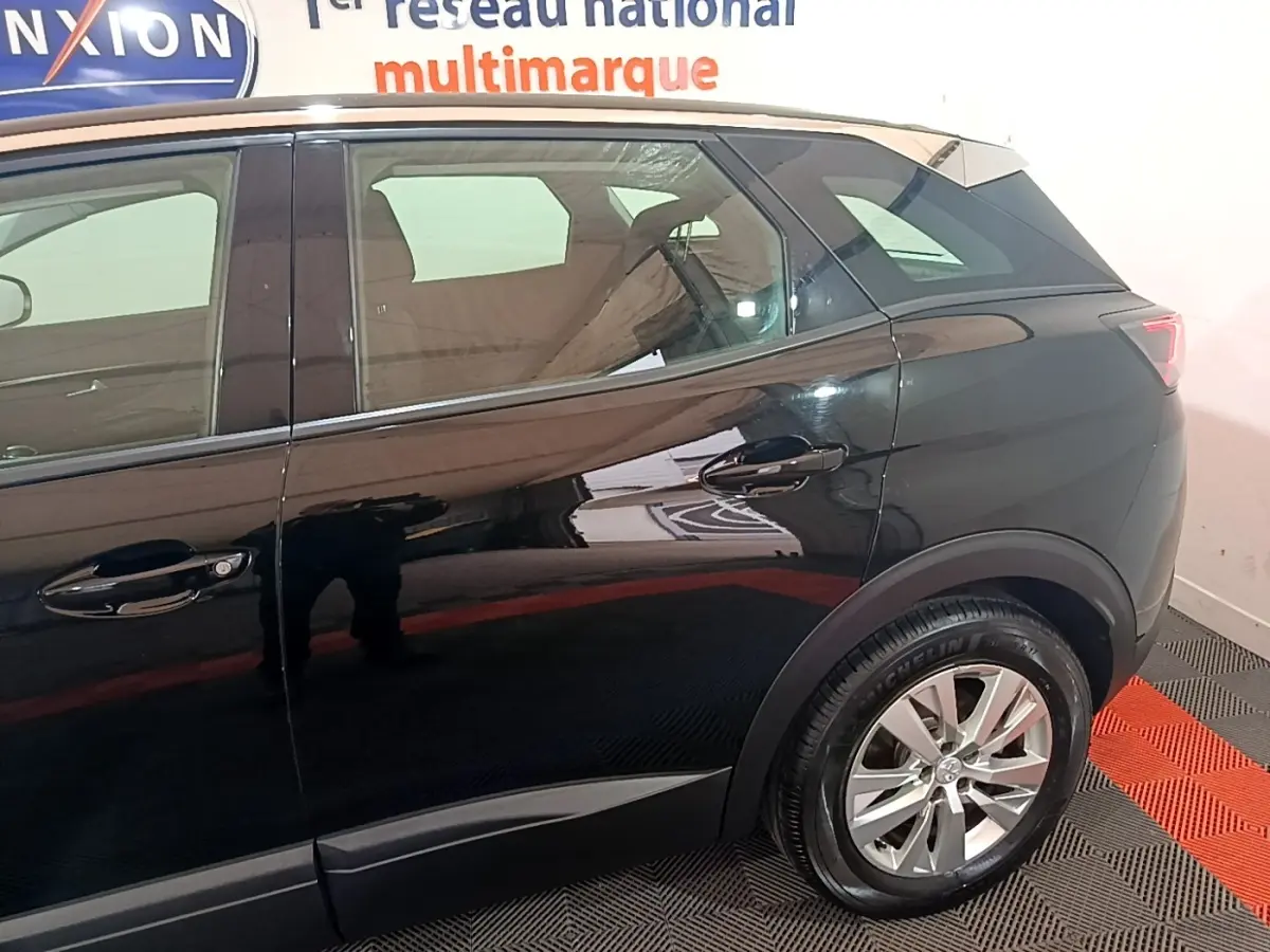 Vue côté droit arrière du Peugeot 3008 noir 2022 avec jante alliage et poignées de porte visibles.